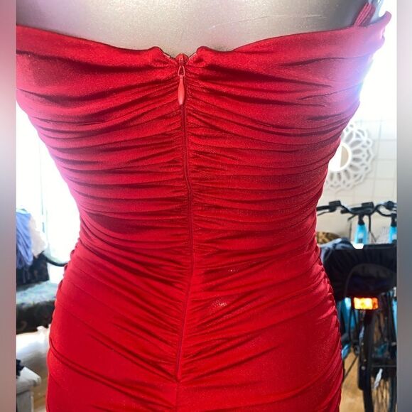 Red bodycon dress, adjustable straps, zip back, adj rouching, and gathering - Picture 7 of 10